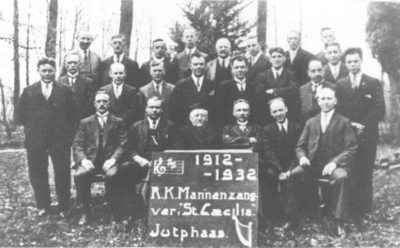 1000685 Groepsportret van de Mannenzangvereniging 'St. Caecilia' te Jutphaas. Foto gemaakt naar aanleiding van het ...